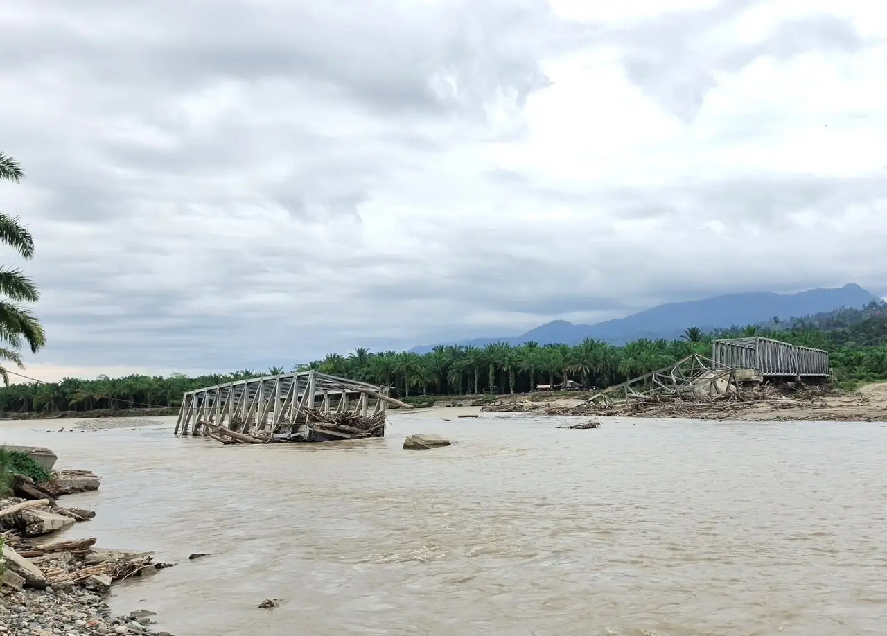 Dampak bencana pada Jembatan Rangka Baja Gunong Kong di Gampong Alue Wakie, Kecamatan Darul Makmur, Kabupaten Nagan Raya, Aceh. dok. Satgas PRR/Kudus Purnomo