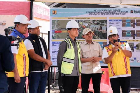 Wapres Gibran Tinjau Jembatan Krueng Tingkeum Bireuen, Progres Capai 80,5 Persen