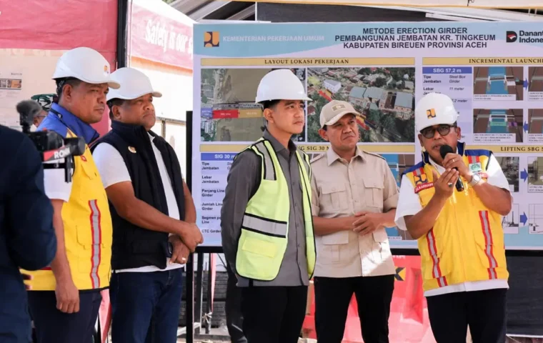 Wapres Gibran Rakabuming meninjau progres pembangunan Jembatan Krueng Tingkeum di Kuta Blang, Bireuen, Aceh, Kamis (6/8/2026).