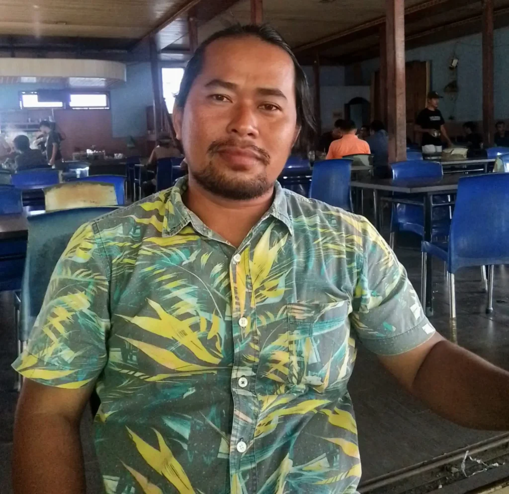 Halid Sastrawan, salah seorang suplayer telur lokal anta pulau Simeulue dan pulau Sumatera. Minggu (9/8/2026). Ahmadi - .