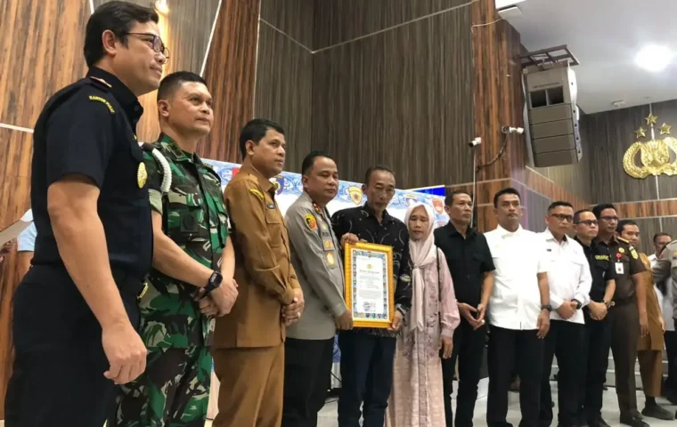 Penyerahan penghargaan kepada orang tua Pratu Galuh Nugraha di Polda Aceh, Senin (10/8/2026). Sumber foto: /Elza