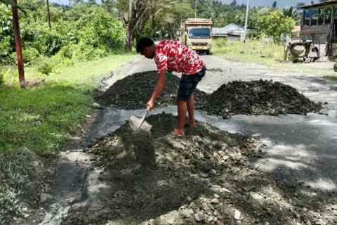 Jalan Sinabang-Pelabuhan Feri Rusak Parah, Abang Becak Turun Tangan