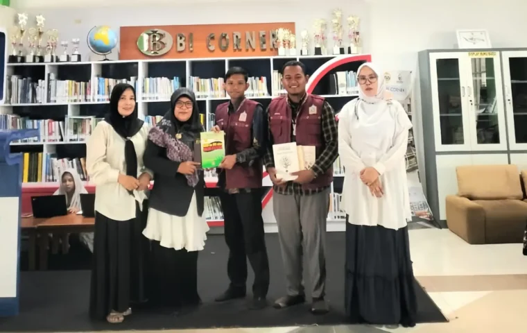 UPT Perpustakaan UIN Sultanah Nahrasiyah Serahkan Sumbangan Buku untuk Perpustakaan Cerdas Bangsa Gampong Ude