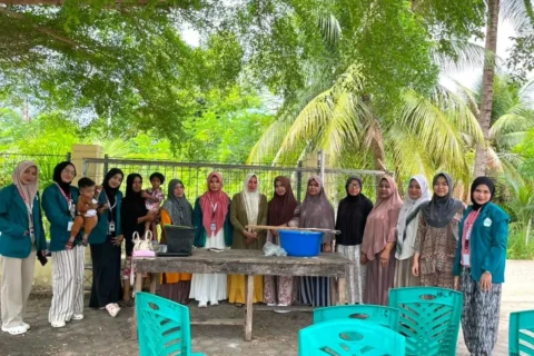 Cara Praktis Pembuatan Sabun Cuci Piring, Mahasiswa KPM Ajak Ibu-Ibu Blang Lancang Raih Cuan Rumahan