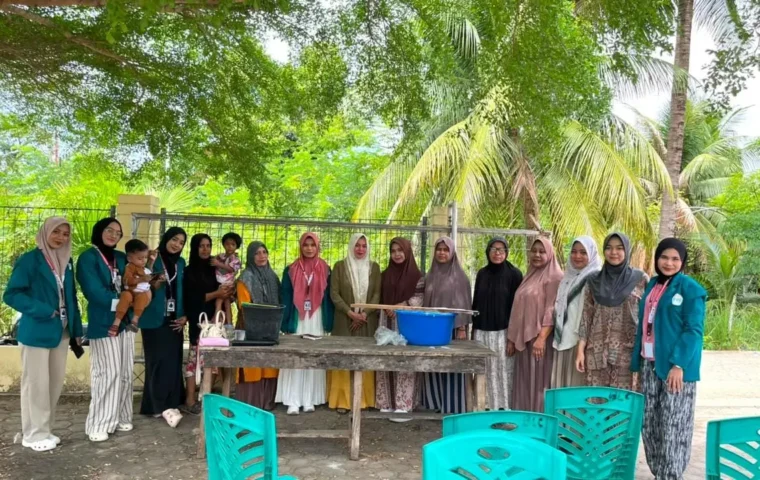 Mahasiswa KPM UIN Sultanah Nahrasiyah gelar workshop pembuatan sabun cuci piring bagi ibu-ibu Blang Lancang, Bireuen, buka peluang usaha rumahan.