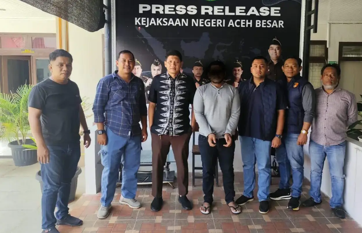 Penyidik dari Polsek Mesjid Raya Aceh Besar menyerahkan tersangka dan barang bukti kasus pemerasan di bukit Lamreeh Aceh Besar kepada Kejari Aceh Besar (Foto: Dok untuk )