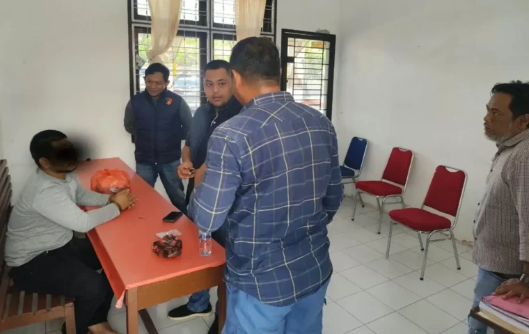 Penyidik Polsek Mesjid Raya Polresta Banda Aceh saat menyerahkan tersangka NZ kasus dugaan pengancaman dan pemerasan di kawasan wisata Bukit Lamreh, Kecamatan Mesjid Raya, Aceh Besar, ke Kejari Aceh Besar, Kamis (13/8/2026). Foto: Dok. untuk