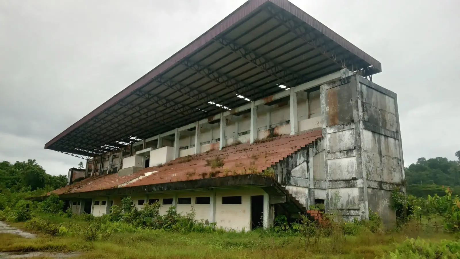 Kondisi Stadion Simeulue, yang mangkrak dan terlantar telah menelan anggaran sekitar Rp24 miliar. Jumat (14/8/2026). Ahmadi - .