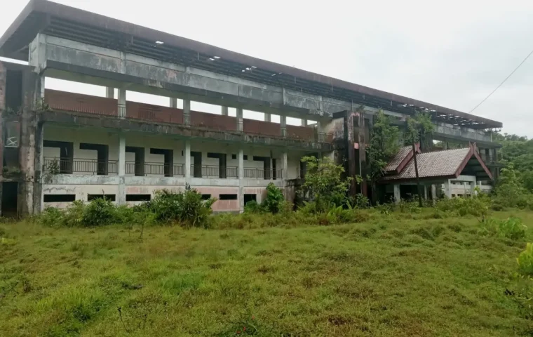 Kondisi Stadion Simeulue, yang mangkrak dan terlantar telah menelan anggaran sekitar Rp24 miliar. Jumat (14/8/2026). Ahmadi - .