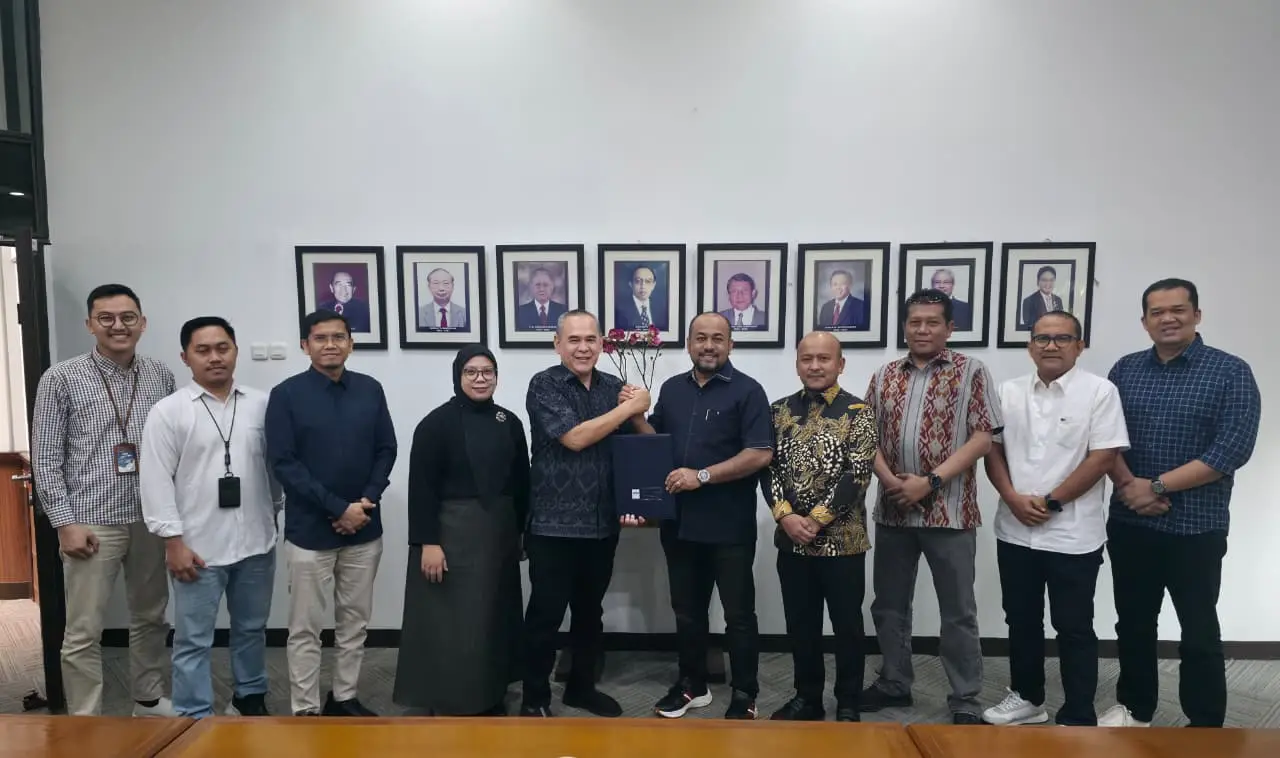 Direktur Utama Bank Aceh Syariah Fadhil Ilyas dalam pertemuan strategis Bank Aceh menuju bank devisa bersama LPPI di Jakarta