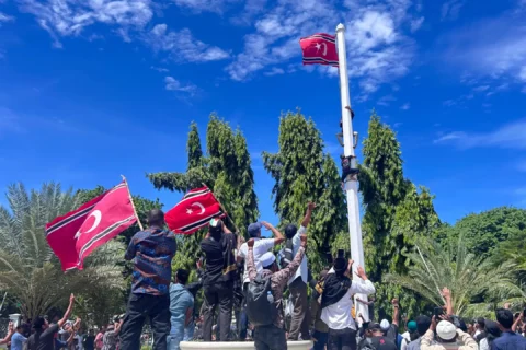 Bendera Merah Putih Diturunkan, Bendera Bulan Bintang Dikibarkan