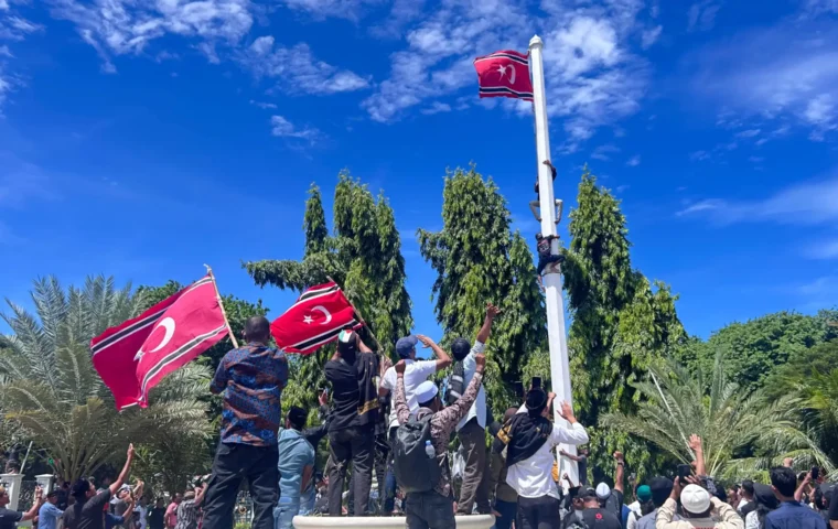 Bendera bulan bintang dikibarkan di tiang dalam halaman Masjid Raya Baiturrahman Banda Aceh.