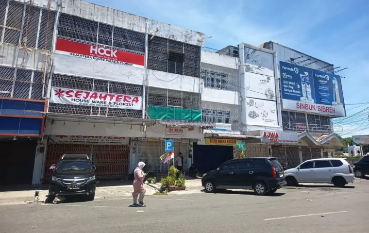 Toko dan swalayan di sekitar Masjid Raya Baiturrahman tutup saat kericuhan terjadi, Sabtu (15/8/2026). Sumber foto: /Elza