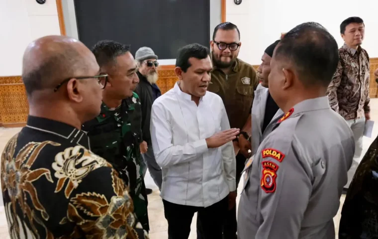 Rapat Forkopimda Aceh yang dipimpin Wagub Fadhlullah (Dek Fadh) di Kantor Gubernur Aceh, Minggu (16/8/2026), membahas dinamika kerusuhan terkait penaikan Bendera Bintang Bulan pada Hari Damai Aceh.