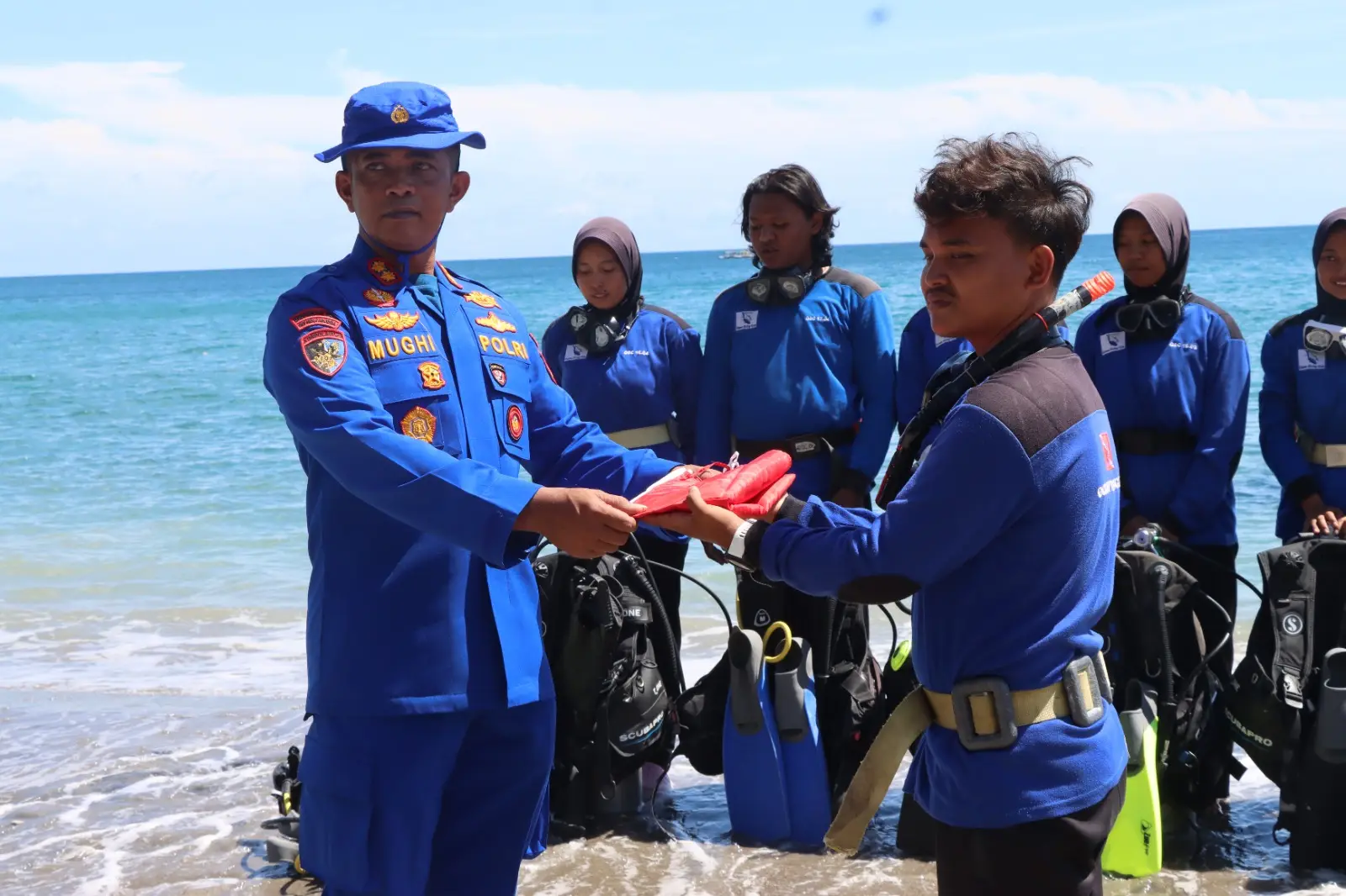 Sebanyak 20 penyelam gabungan dari Ditpolairud Polda Aceh, Brimob, Ocean Diving Club FKP USK, dan Basarnas berpose bersama Bendera Merah Putih di dasar laut Krueng Raya.