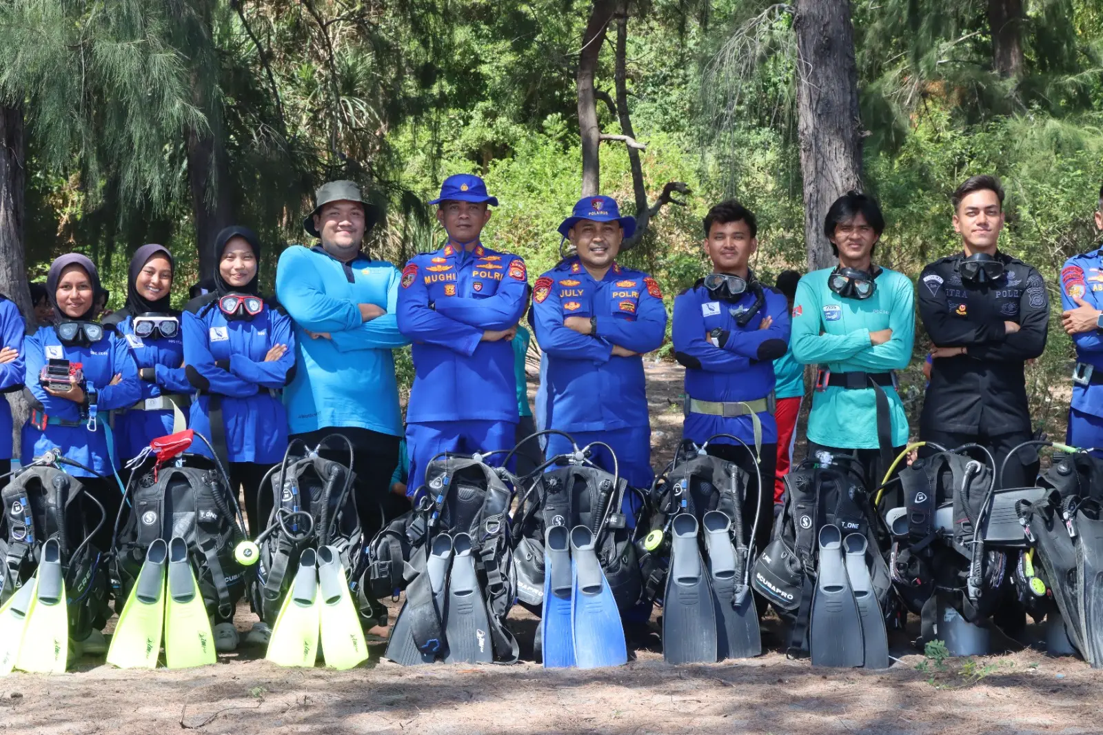 Personel Ditpolairud Polda Aceh, Brimob, Ocean Diving Club FKP USK, dan Basarnas bersiap dengan perlengkapan selam lengkap sebelum menyelam ke dasar perairan Krueng Raya, Aceh Besar, dalam rangka HUT ke-81 Kemerdekaan RI, Senin (17/8/2026).