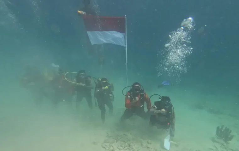 Dukung Program ASRI, Polres Simeulue Kibarkan Bendera di Dasar Laut