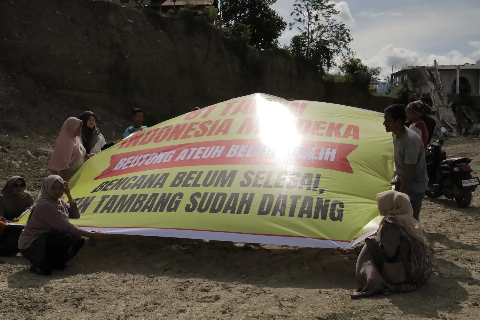 Masyarakat Beutong Ateuh gelarkan Spanduk "81 Tahun Indonesia Merdeka, Beutong Ateuh Belum Pulih, Bencana Belum Selesai Izin Tambang Sudah Datang" (Foto: Dok. untuk )