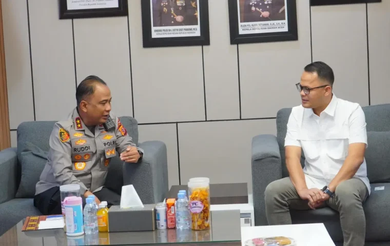 Kapolda Aceh Irjen Pol. Ruddi Setiawan menerima kunjungan silaturahmi Direktur Utama (Dirut) PT Pembangunan Aceh (PEMA) Faisal Ilyas, di ruang kerjanya, Selasa, 18 Agustus 2026 (Foto: Dok. untuk )