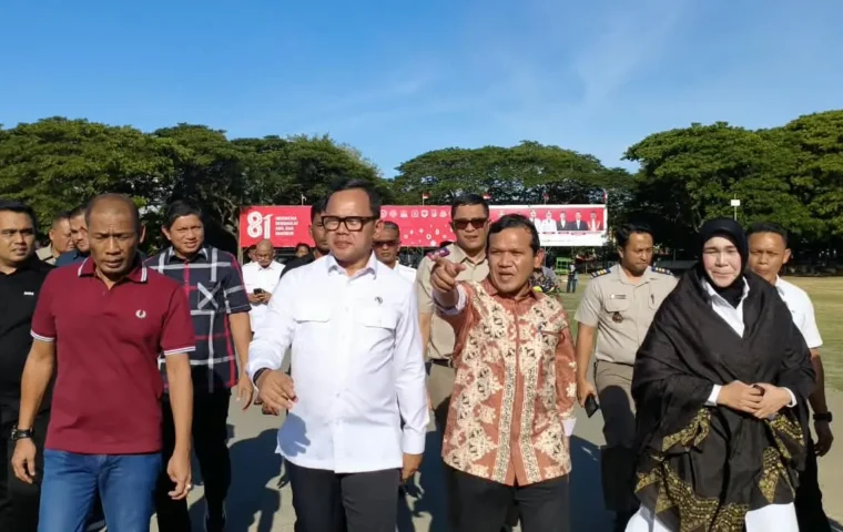 Wakil Gubernur Aceh, Fadhlullah, bersama Wakil Menteri Dalam Negeri, Bima Arya Sugiarto, meninjau langsung Lapangan Blang Padang, Banda Aceh, Rabu (19/8/2026)
