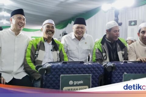 Gojek Berangkatkan 70 Mitra Driver untuk Ibadah Umrah