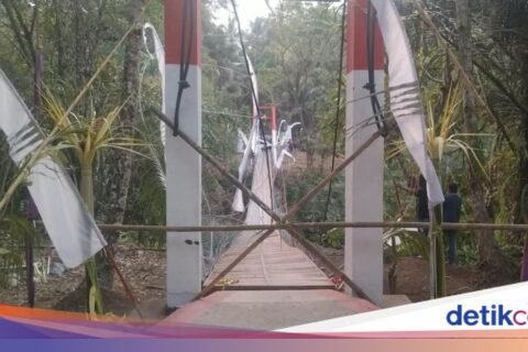 Jembatan Pangandaran Ambruk Usai Diresmikan Bupati