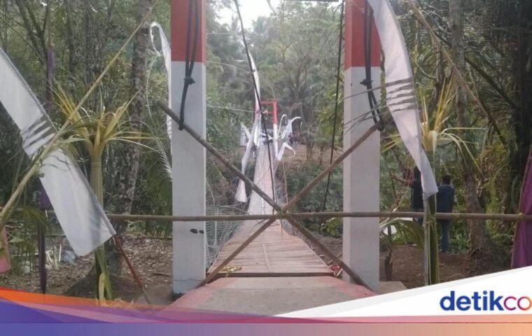 Jembatan Pangandaran Ambruk Usai Diresmikan Bupati