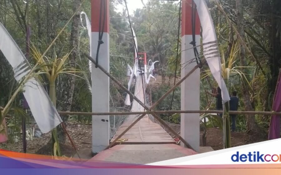 Jembatan Pangandaran Ambruk Usai Diresmikan Bupati