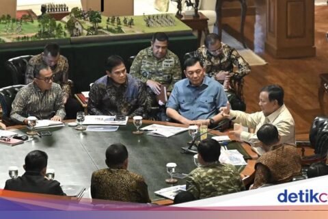 Prabowo Bahas Syarat Warga Dayak Masuk TNI di Hambalang