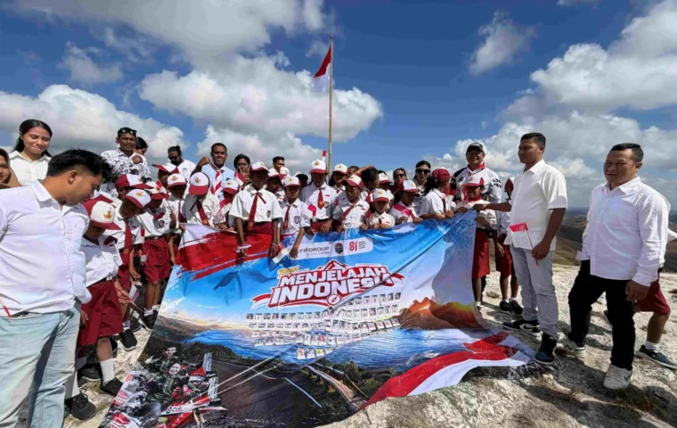 Momen hangat usai upacara bendera, anak-anak SD Ndayami berfoto bersama rider Lintangnusa dan FIFGROUP di Pos Sumba Timur, dalam rangka peringatan Hari Ulang Tahun ke-81 Republik Indonesia, di Bukit Ndapayami, Sumba, Nusa Tenggara Timur, pada 17 Agustus 2026.