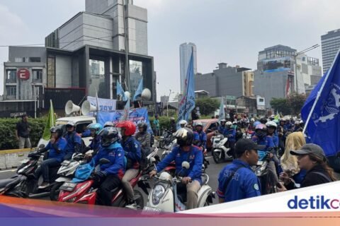 Aksi Buruh di Jalan Sudirman Selesai, Lalu Lintas Normal Kembali