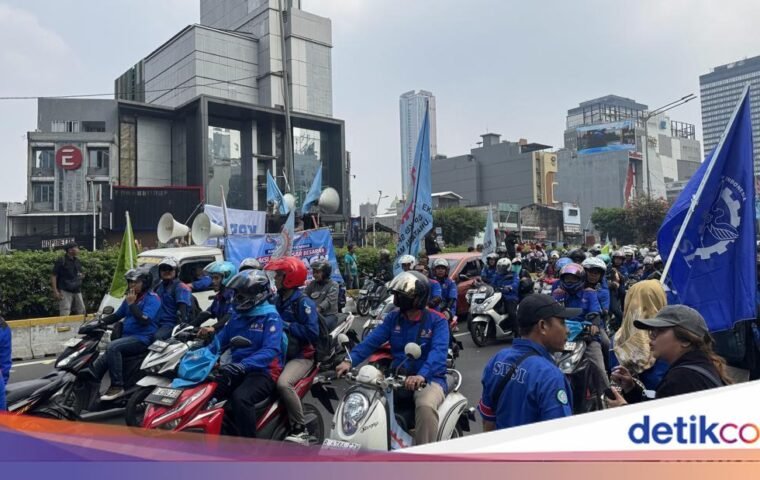Aksi Buruh di Jalan Sudirman Selesai, Lalu Lintas Normal Kembali