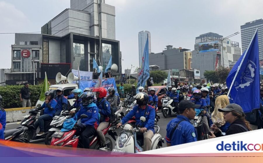 Aksi Buruh di Jalan Sudirman Selesai, Lalu Lintas Normal Kembali