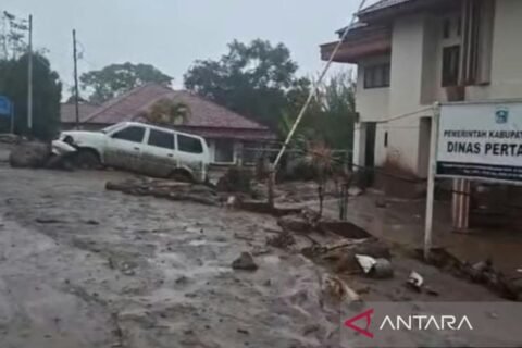 Banjir Bandang Hancurkan Kantor Bupati dan Rumah Warga di Solok
