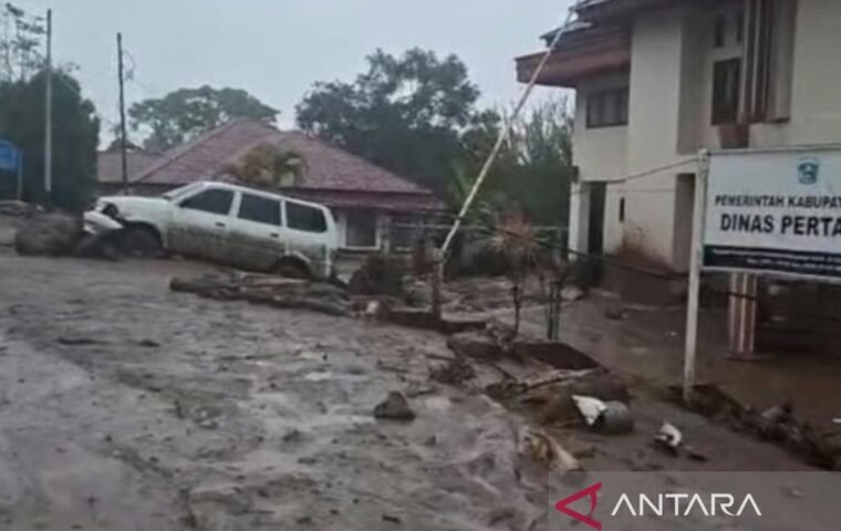 Banjir Bandang Hancurkan Kantor Bupati dan Rumah Warga di Solok