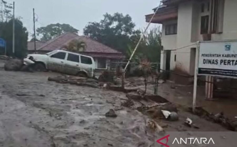 Banjir Bandang Hancurkan Kantor Bupati dan Rumah Warga di Solok
