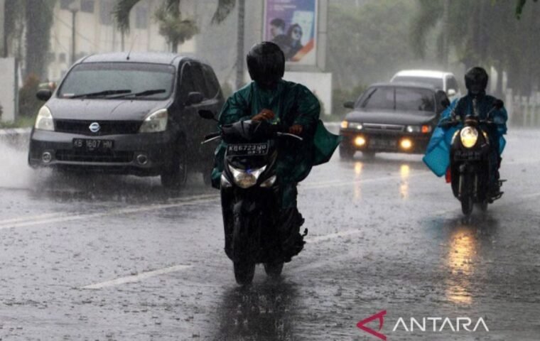 BMKG: Hujan Ringan hingga Lebat Melanda Kota Besar Indonesia