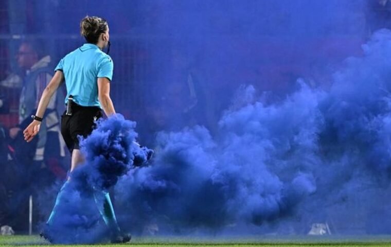 Eklat Pyrotechnis di Pertandingan Bayern Frauen vs Manchester City
