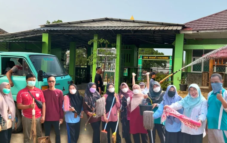 Guru MTsN 1 Lamsel Bersihkan Madrasah dari Abu Vulkanik