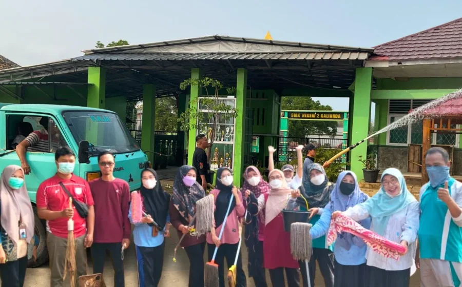 Guru MTsN 1 Lamsel Bersihkan Madrasah dari Abu Vulkanik