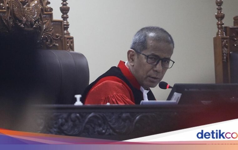 Hakim Saldi Isra Tegur Tim Denny Indrayana di Sidang MK