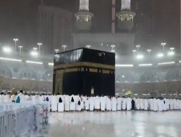 Hujan Deras Guyur Masjidilharam Saat Salat Magrib