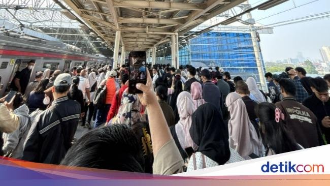 KRL Anjlok di Jakarta Kota, Penumpang Kena Denda Keterlambatan