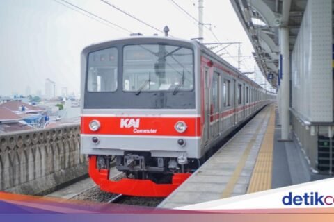 KRL Anjlok di Stasiun Jakarta Kota, Penumpang Dievakuasi
