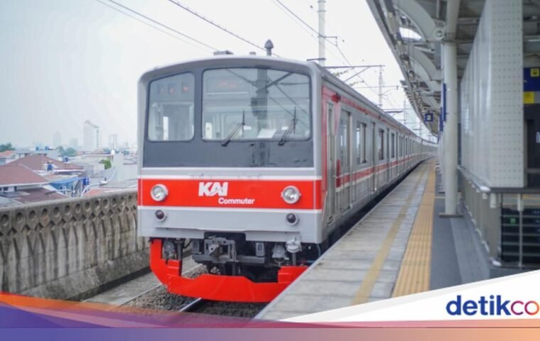 KRL Anjlok di Stasiun Jakarta Kota, Penumpang Dievakuasi