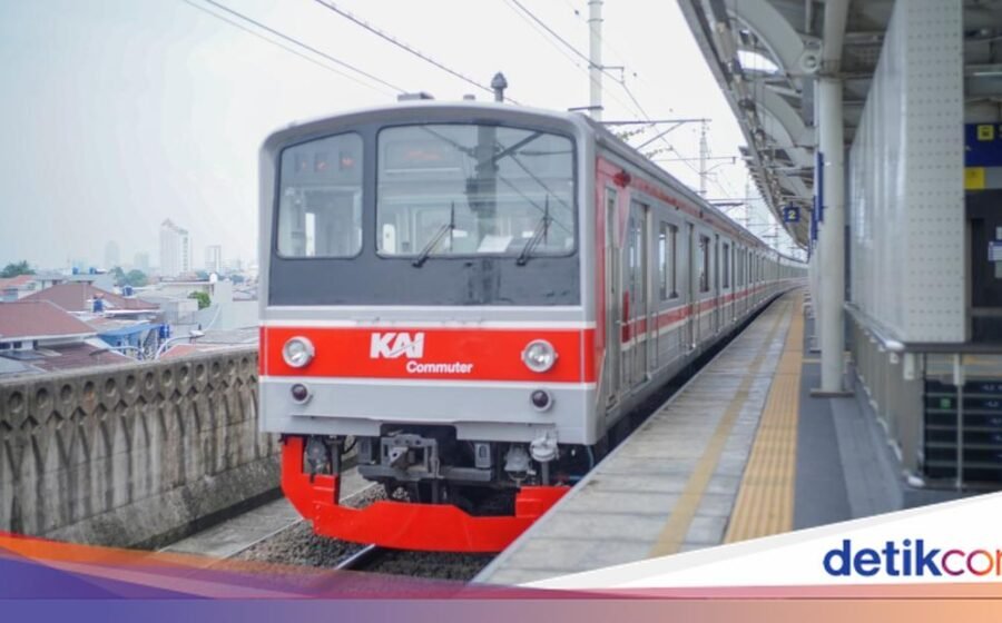 KRL Anjlok di Stasiun Jakarta Kota, Penumpang Dievakuasi