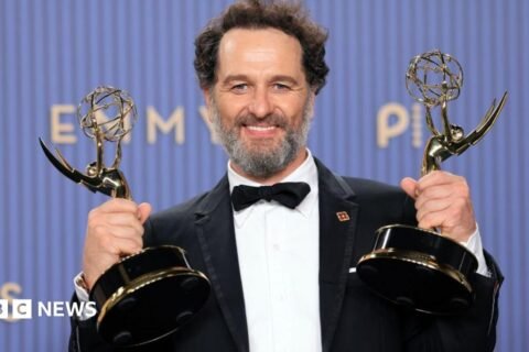 Matthew Rhys Ciptakan Sejarah Emmy dengan Dua Kemenangan