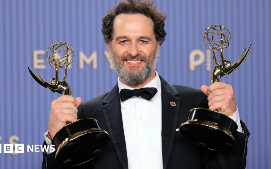 Matthew Rhys Ciptakan Sejarah Emmy dengan Dua Kemenangan