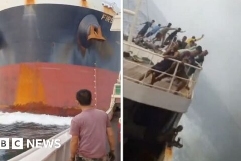Momen Dramatis Kapal Kargo Tabrak Kapal Penangkap Ikan