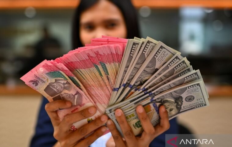 Nilai Tukar Rupiah Melemah di Rp17.879 per Dolar AS